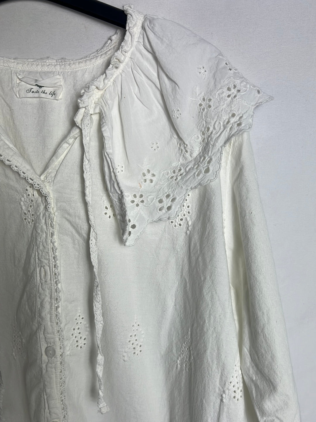 TASTE THE LIFE. Blusa blanca troquelada. T M/L