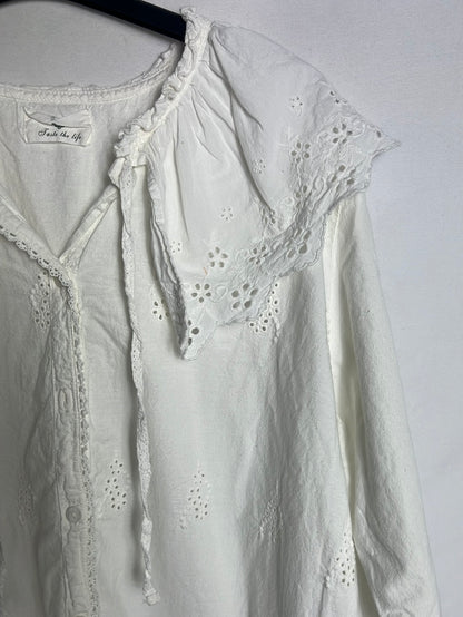TASTE THE LIFE. Blusa blanca troquelada. T M/L
