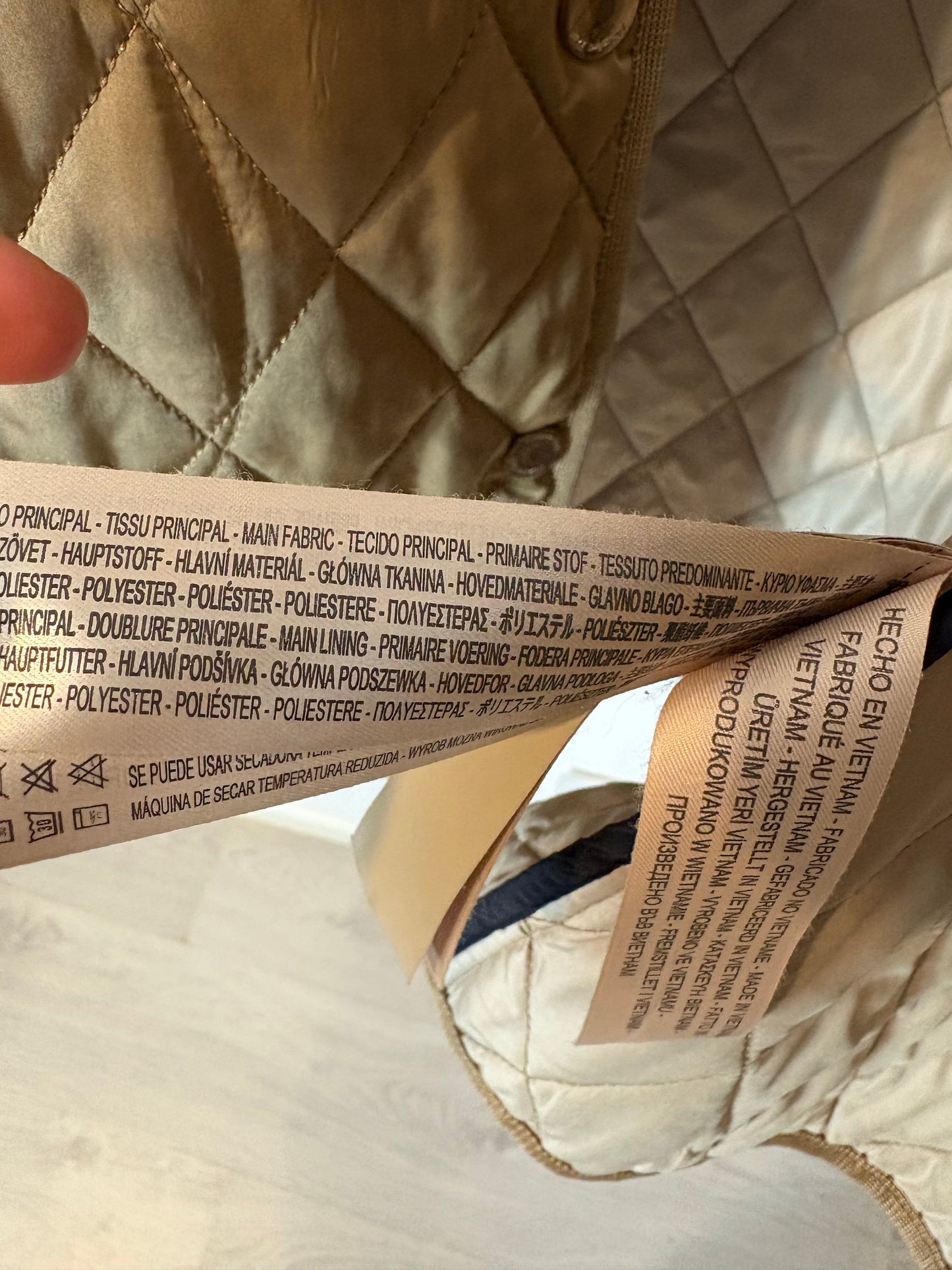 MASSIMO DUTTI. Abrigo beige guateado capucha