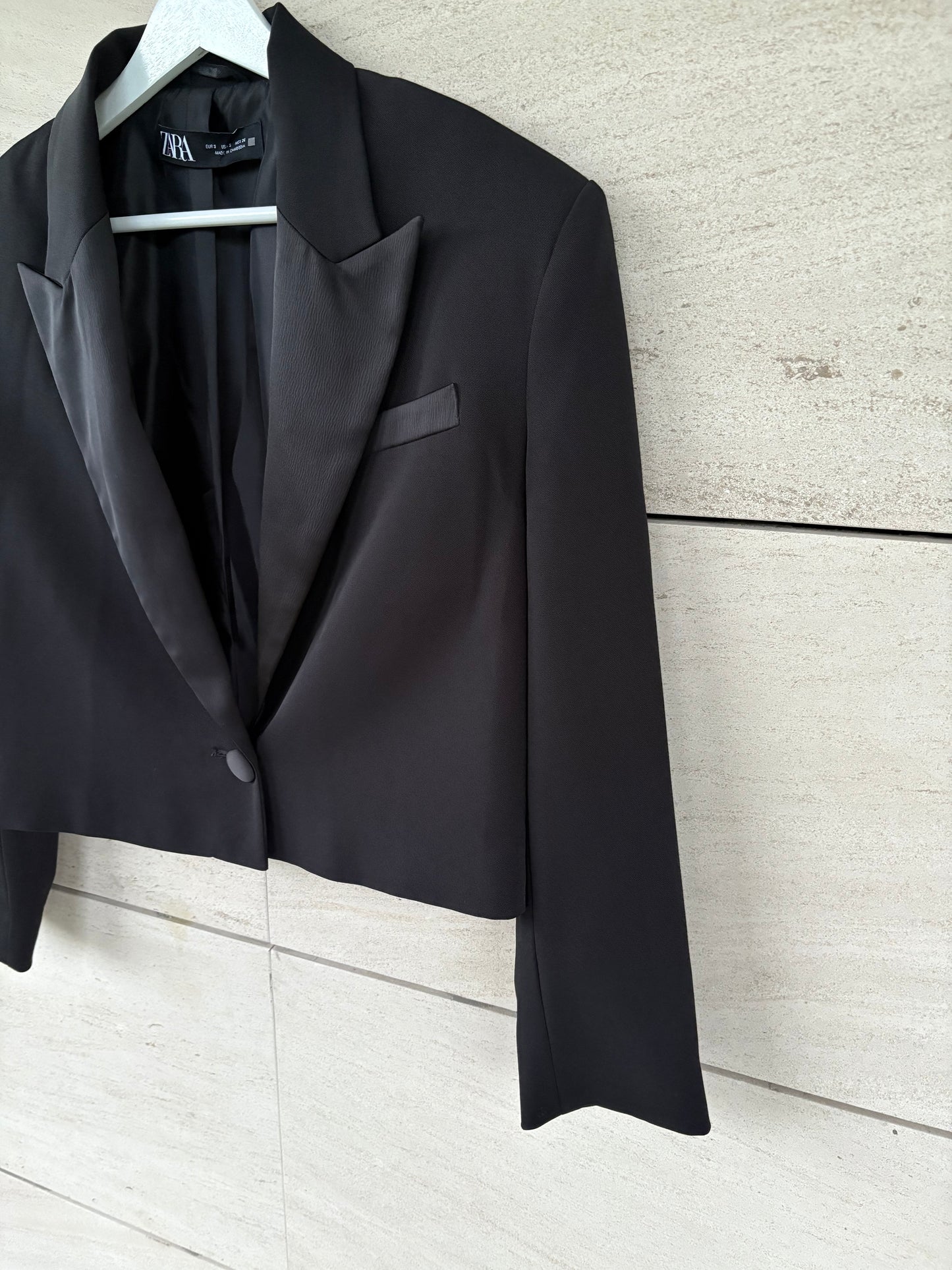 ZARA. Chaqueta cropped raso