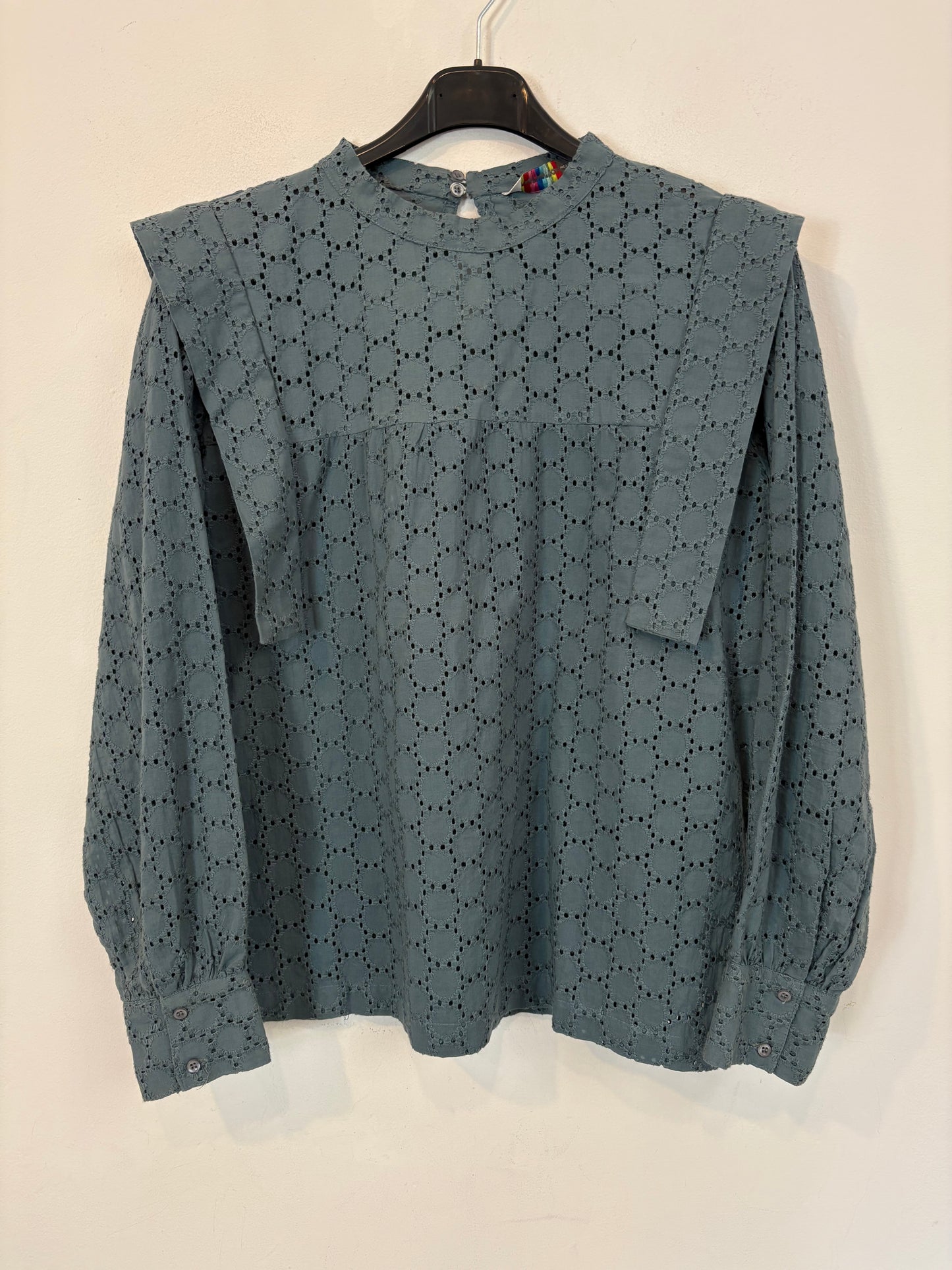 COMPAÑÍA FANTÁSTICA . Blusa azul bordados