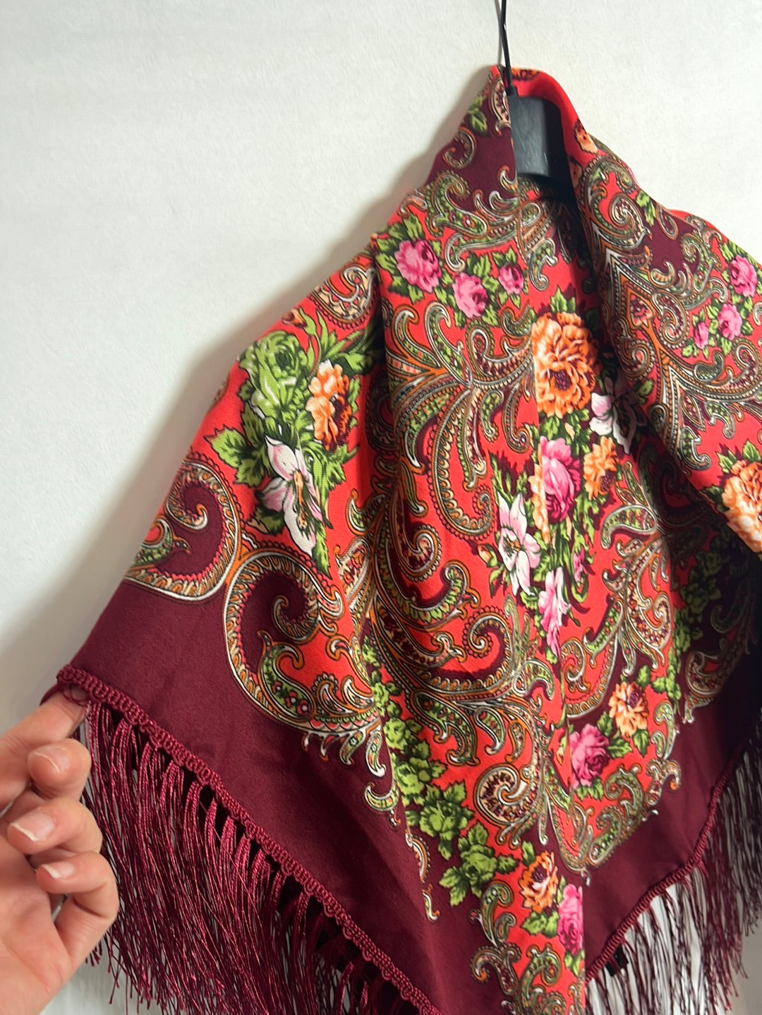 OTRAS. Pañuelo burdeos estampado flecos