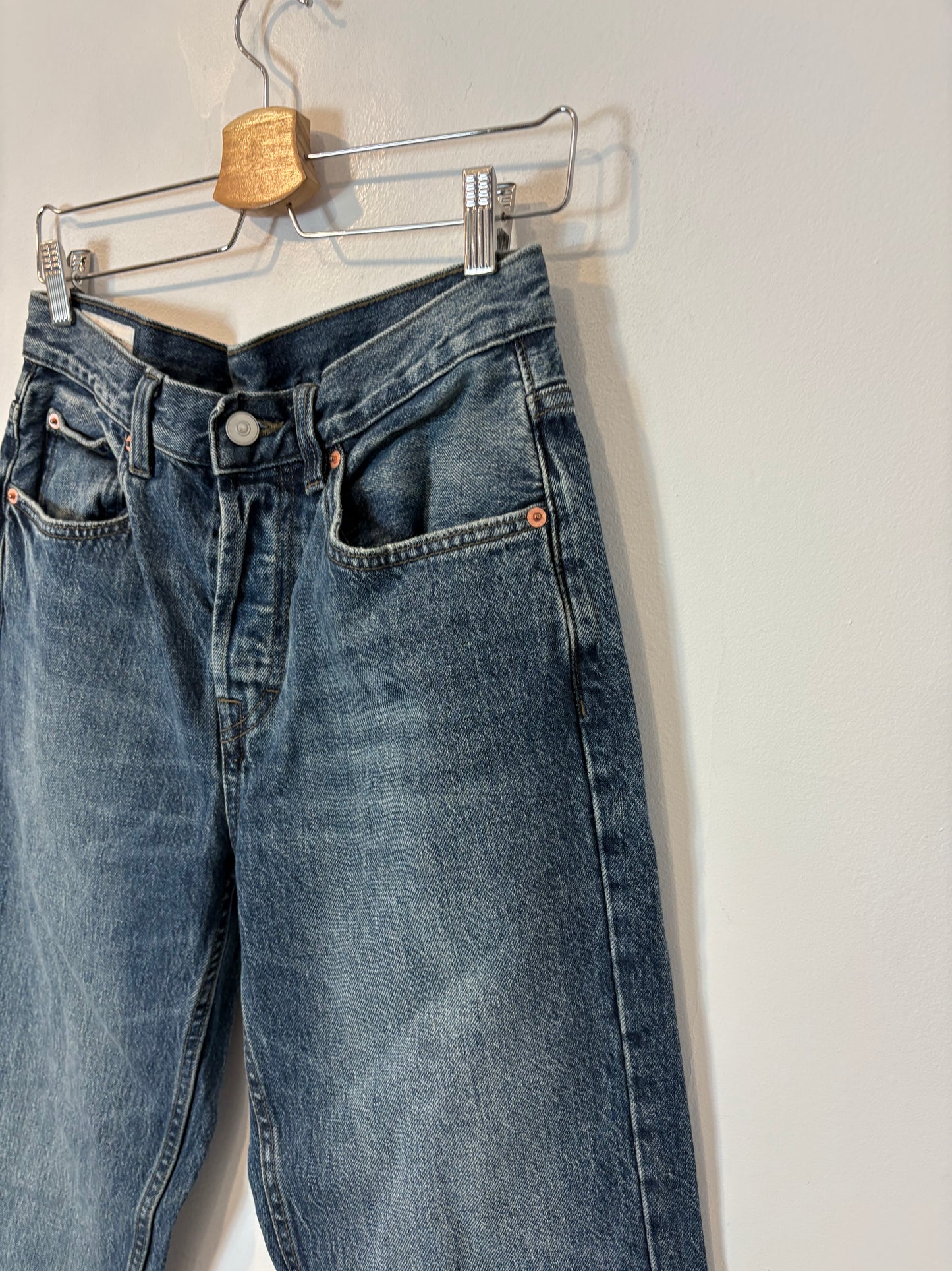 ZARA. Denim tiro medio abotonado