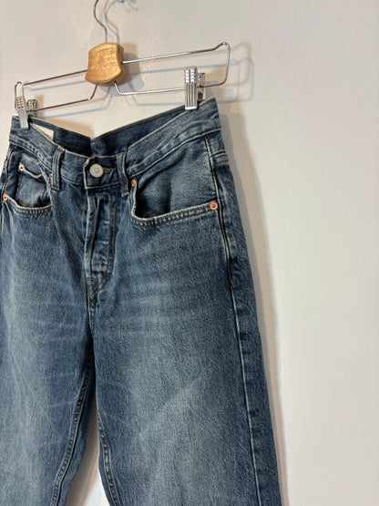ZARA. Denim tiro medio abotonado