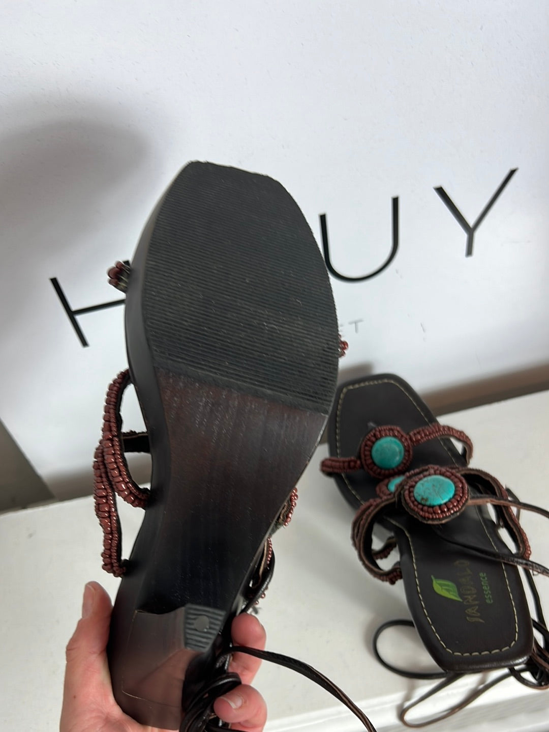 SANDALO ESSENCE. Sandalia marrón detalles pedrería azules . T 39