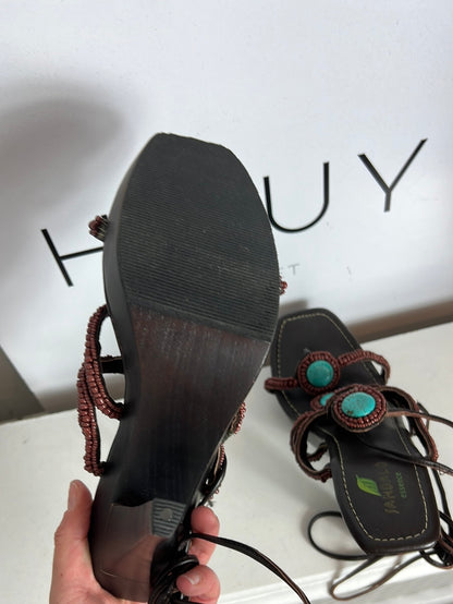 SANDALO ESSENCE. Sandalia marrón detalles pedrería azules . T 39