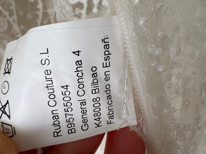 ALICIA RUEDA. Vestido plumas