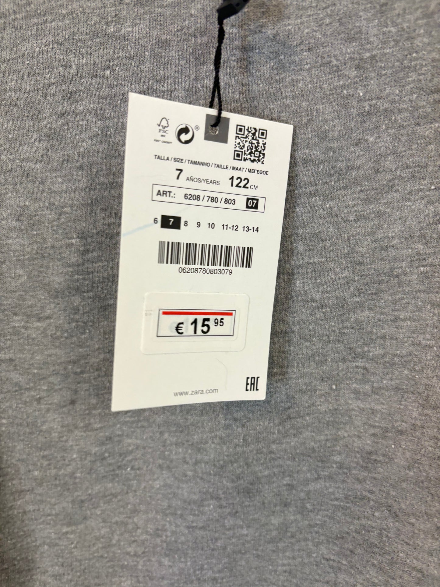 ZARA. Sudadera gris letras. T 7 años