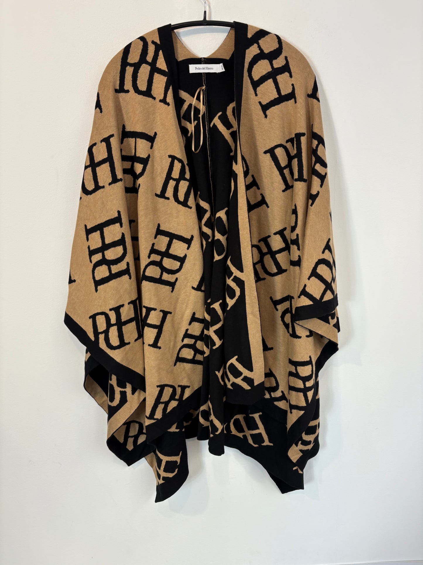 PEDRO DEL HIERRRO. Capa bicolor logo