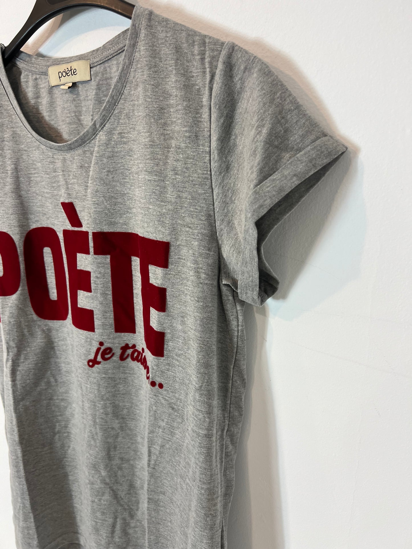 POÉTE. Camiseta gris letras terciopelo. T M