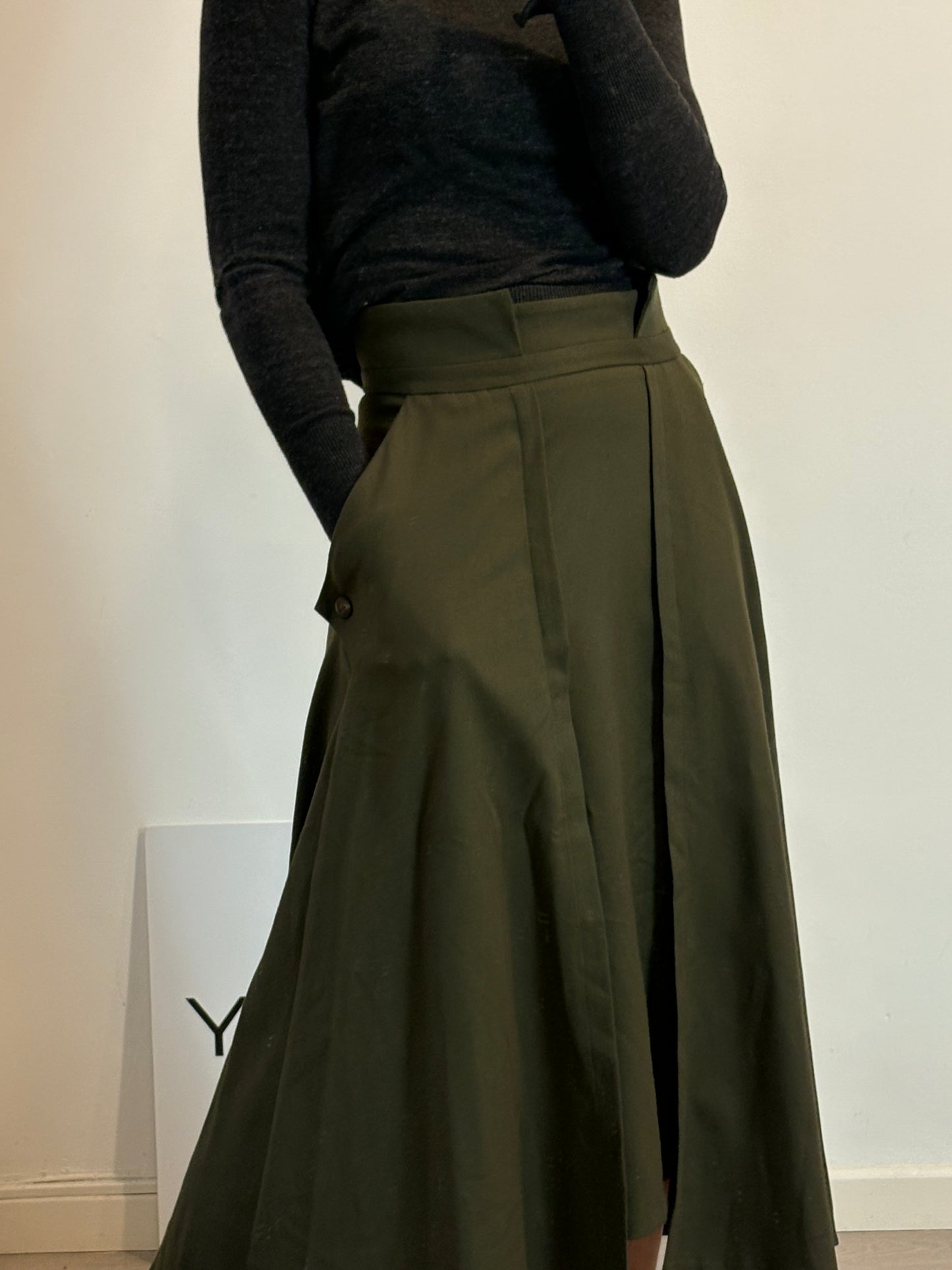 IQ COLLECTION. Falda midi verde bolsillos