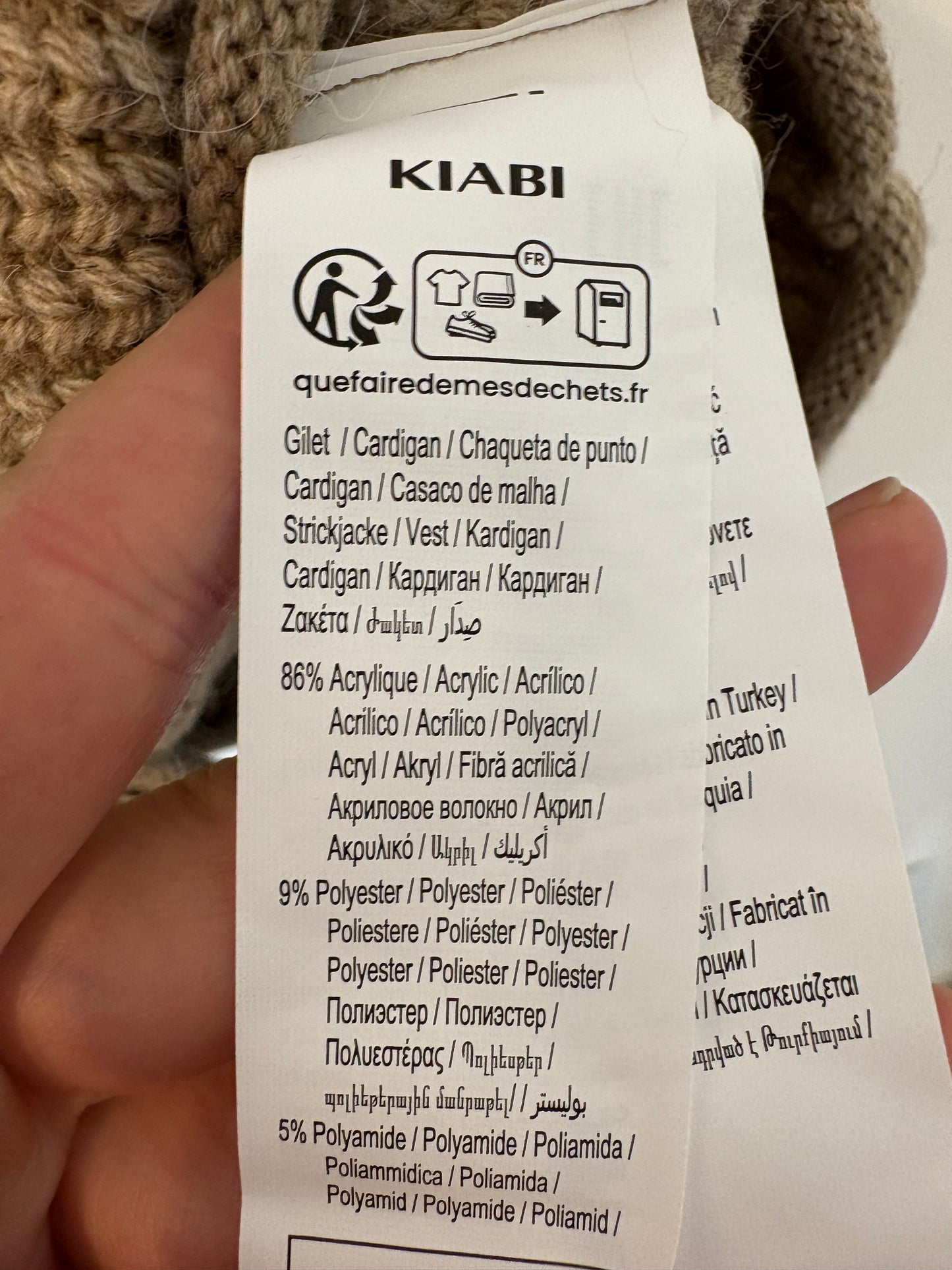 KIABI. Chaqueta punto botones dorados