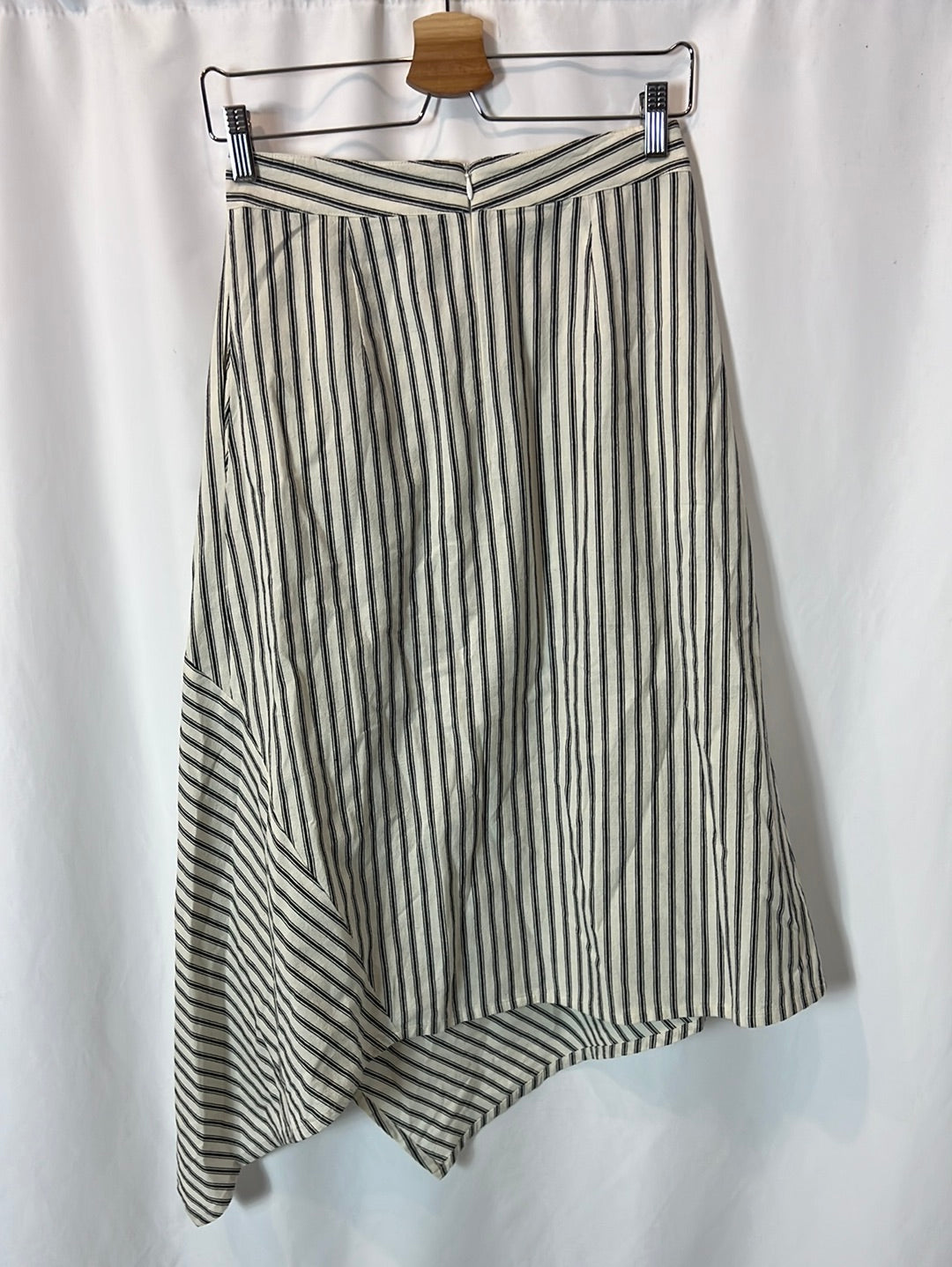 MASSCOB. Falda midi rayas asimétrica. T 36