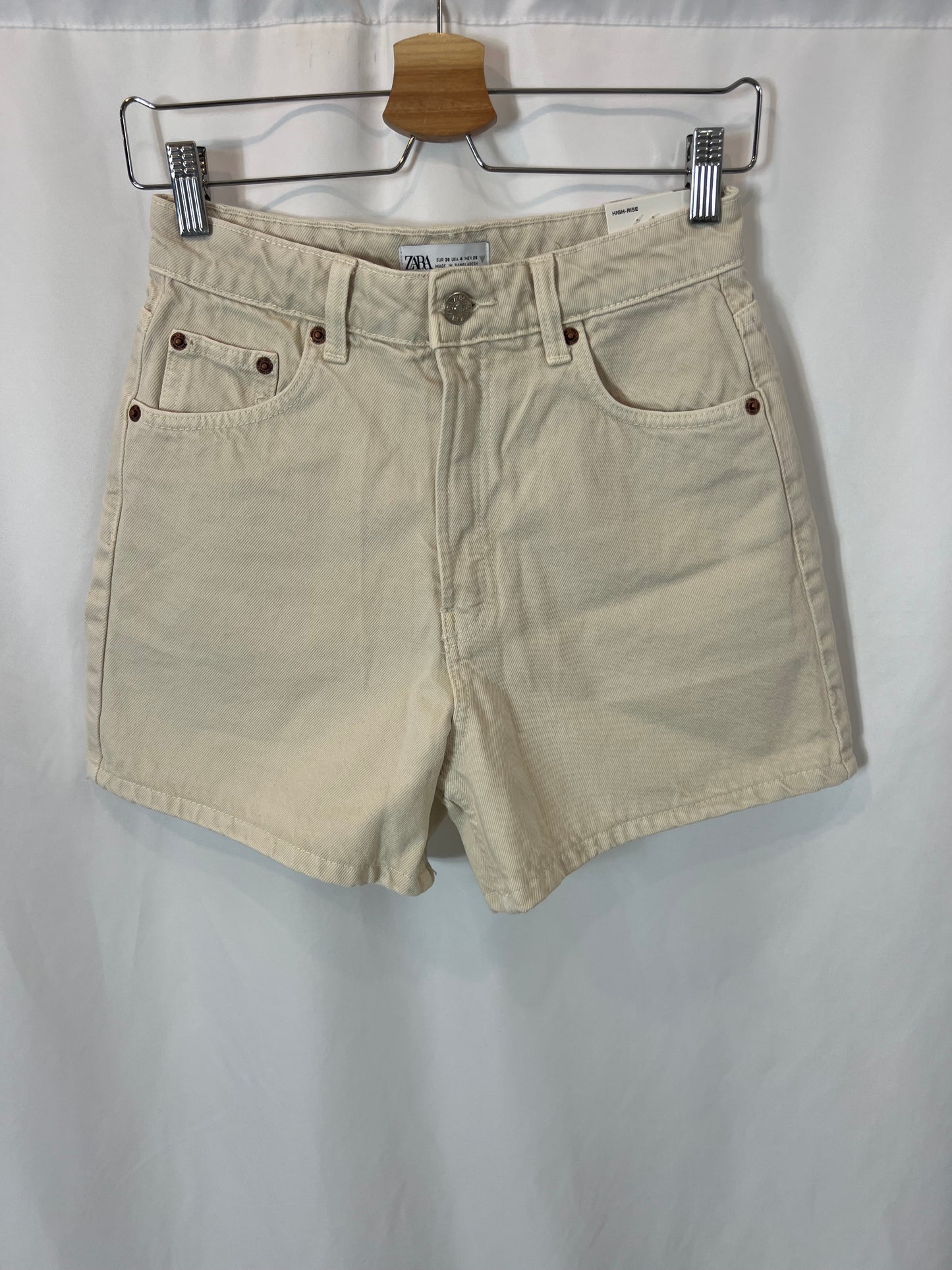 ZARA. Beige denim shorts. T 36