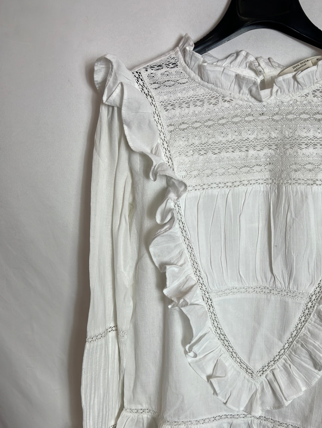 ZARA. Blusa blanca detalles encaje y volantes. T 13-14 años (S)