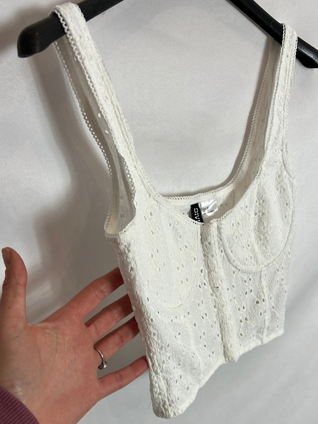 H&amp;M. White crop top with hooks. T 38