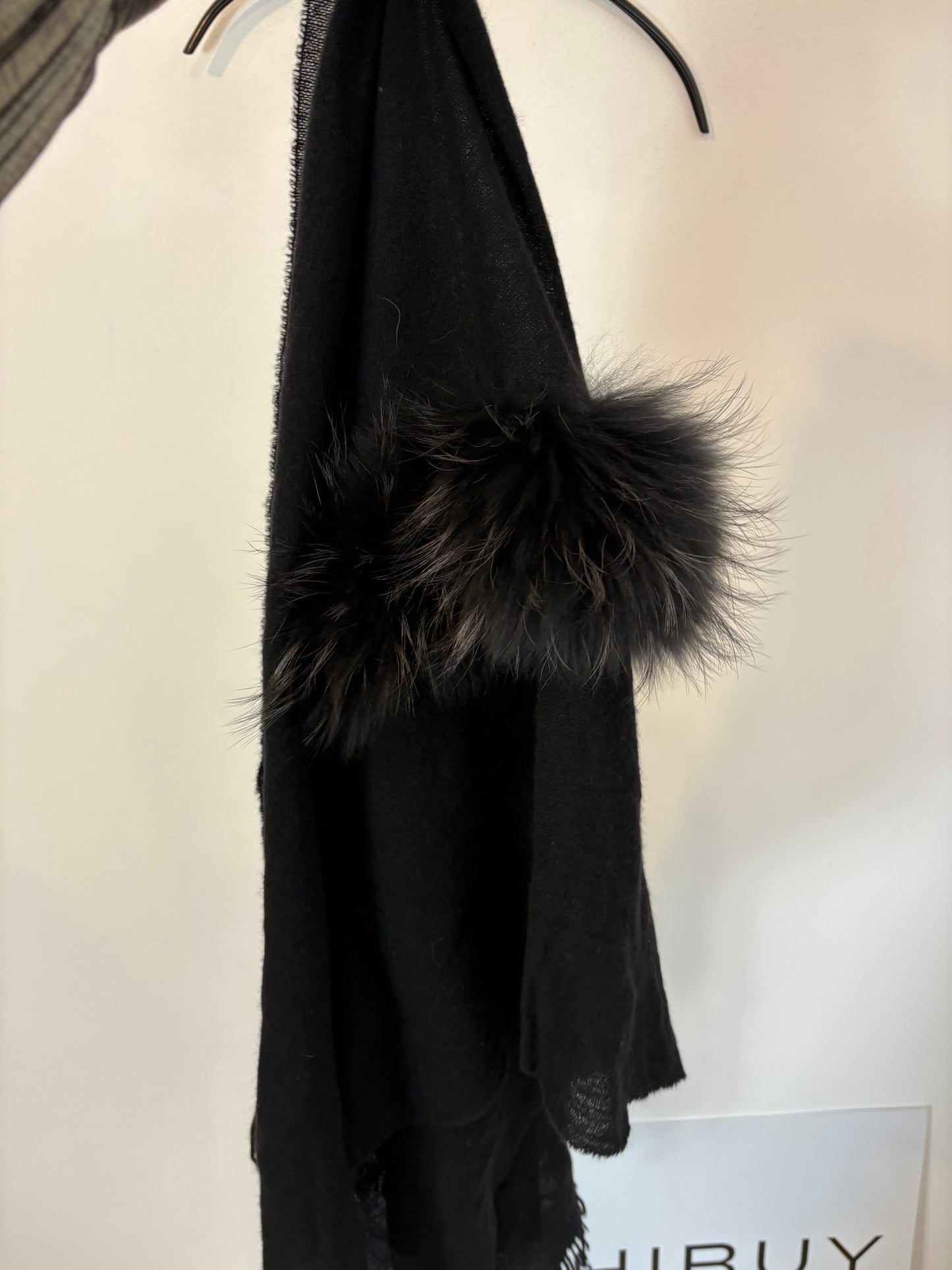 FALCONERI. Bufanda negra con pelo natural