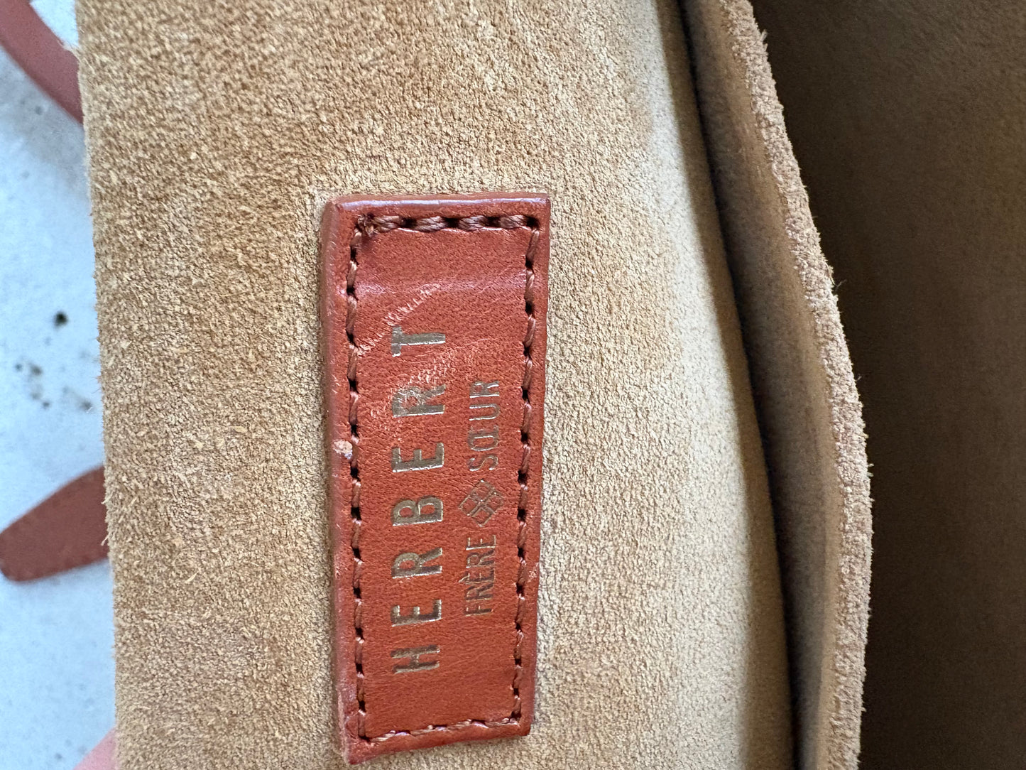 HERBERT FRÈRE SOEUR. Bolso piel caqui