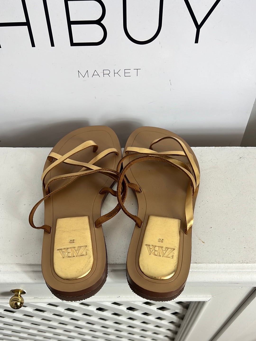 ZARA. Sandalia tiras doradas. T 38