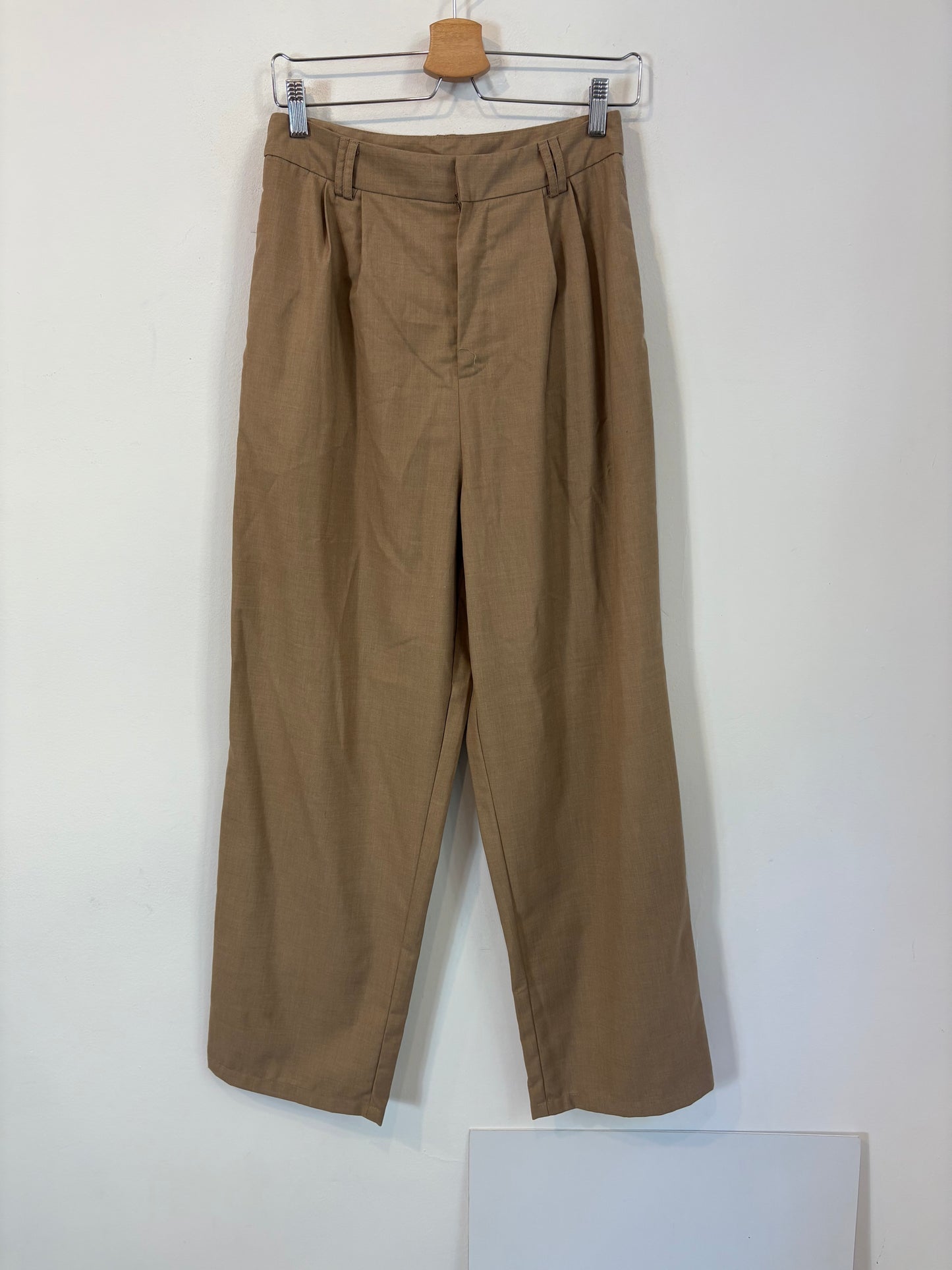OTRAS. Pantalón  pinzas beige oscuro. T 38