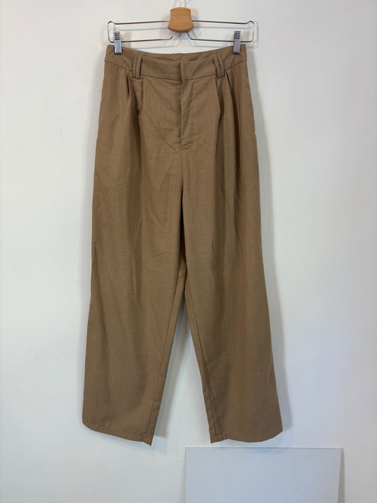 OTRAS. Pantalón  pinzas beige oscuro. T 38