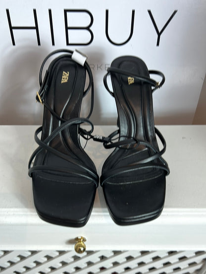 ZARA. Sandalia tiras negras plataforma. T 40