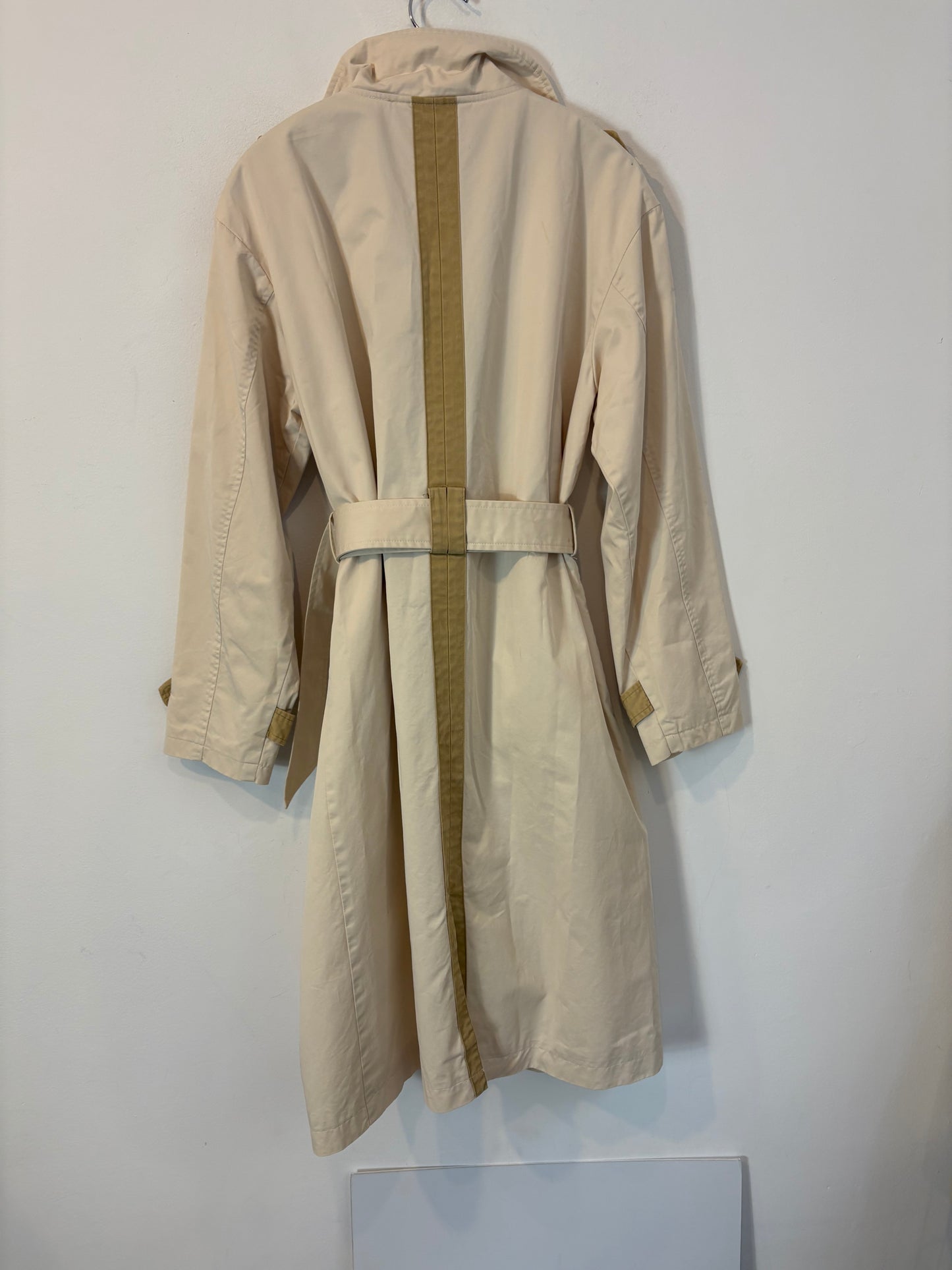 SYSTEMACTION. Gabardina beige cinturón