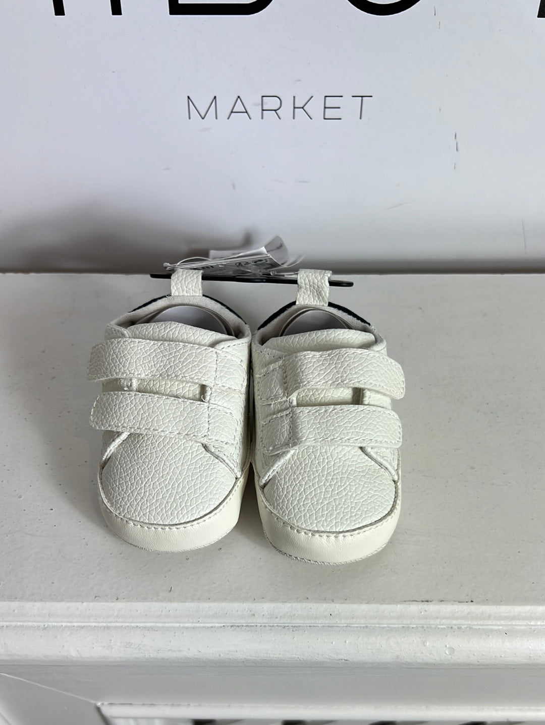 KIABI. Soft-soled Velcro shoe. Size 0-3