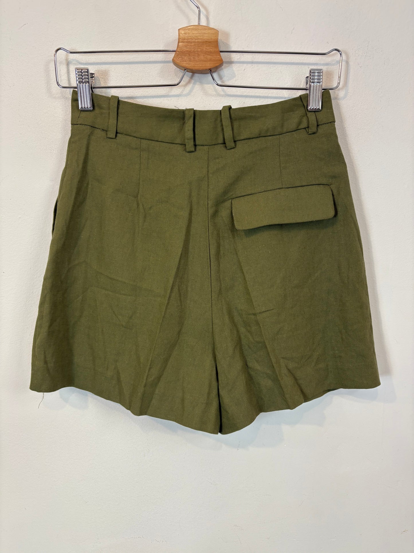 ZARA. Conjunto bermuda y chaleco verde mezcla