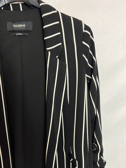 PULL&BEAR. Blazer negra rayas . T S