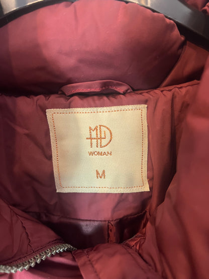 MD WOMAN. Burgundy feathers. TM