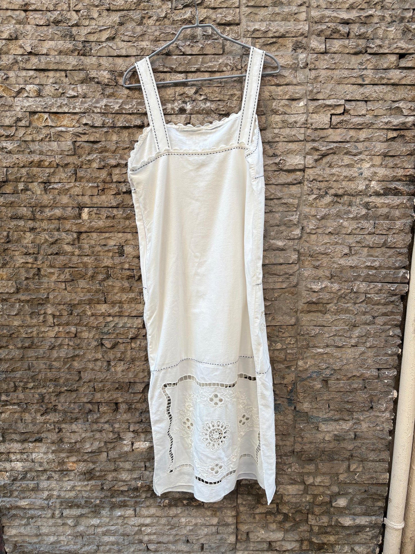 ZARA. Vestido largo bordados