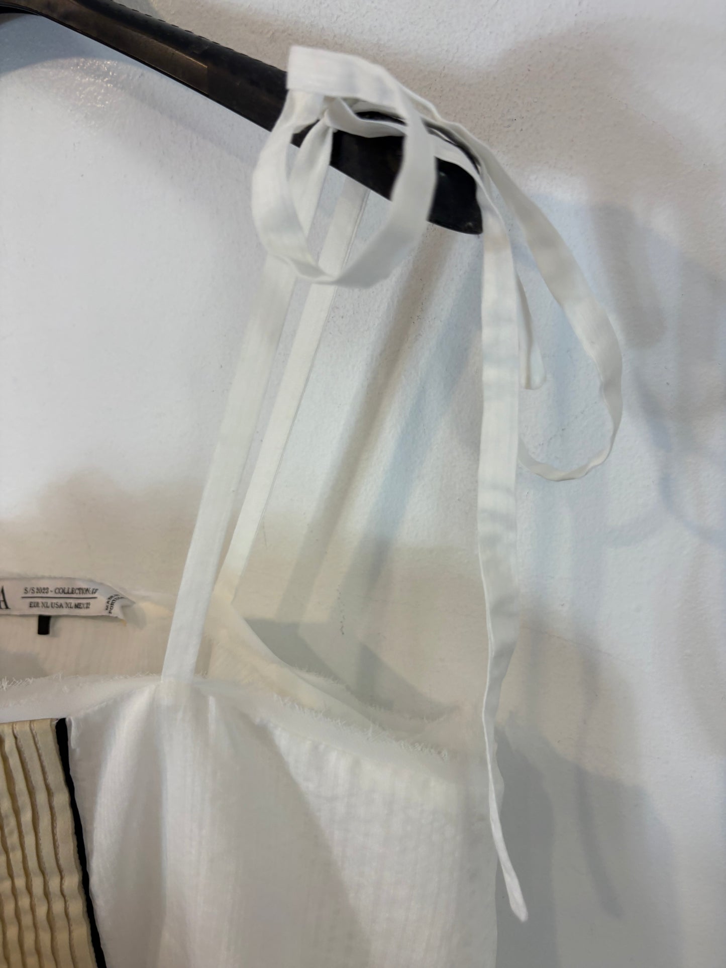 ZARA. Top blanco detalle escote. T XL