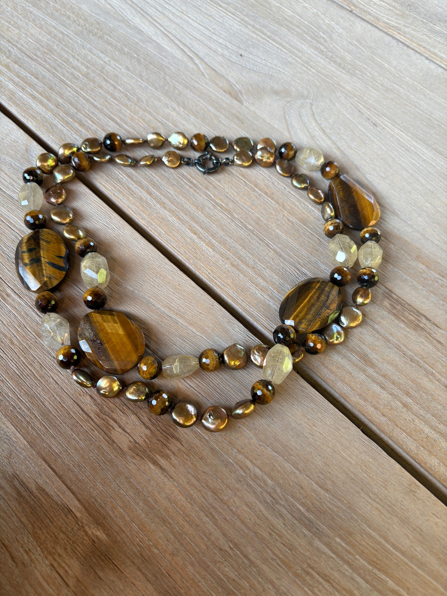 OTRAS. Collar doble vuelta piedras color tierra