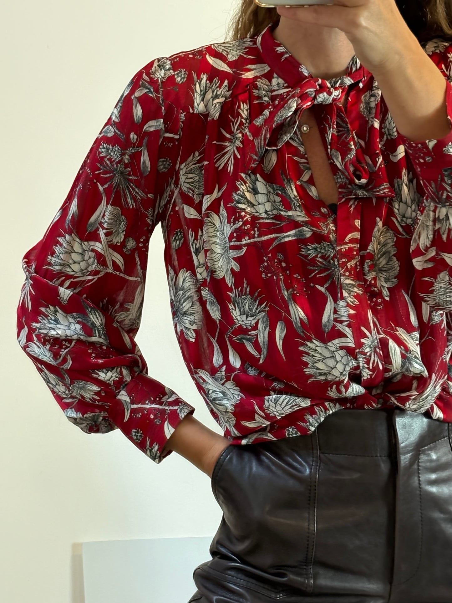 ZARA. Blusa fluida color vino