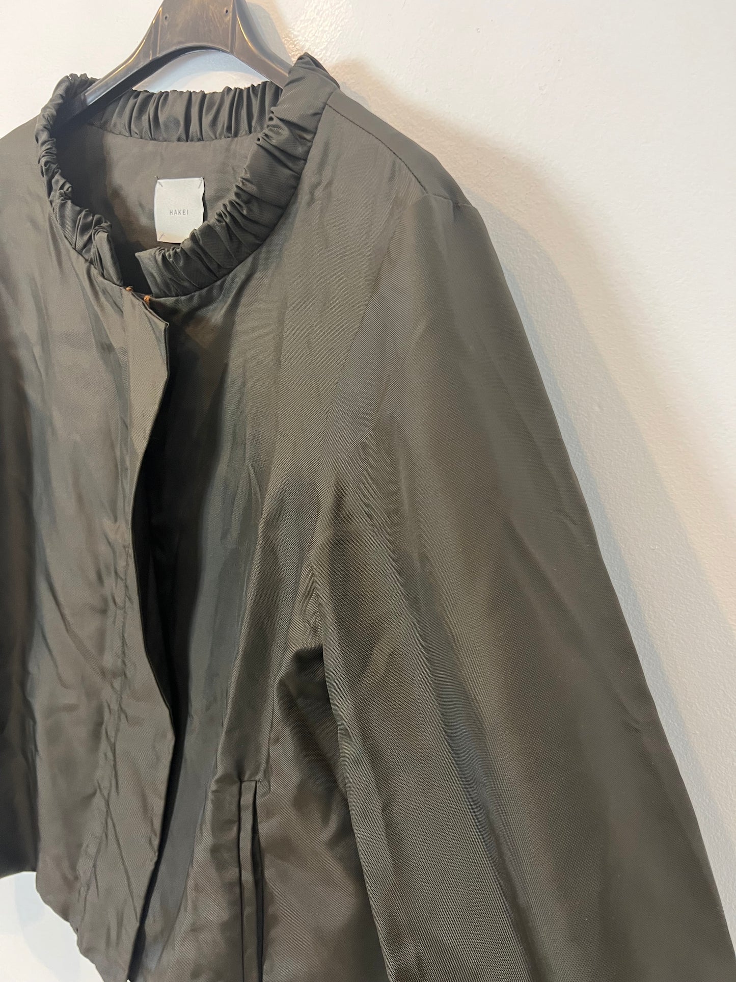 HAKEI. Chaqueta verde caqui corta vientos. T S