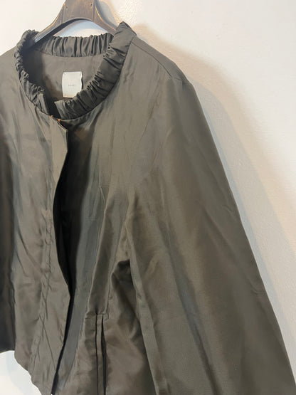 HAKEI. Chaqueta verde caqui corta vientos. T S