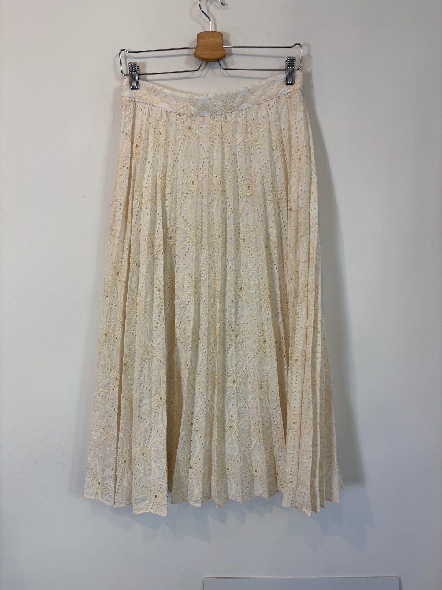 ZARA. Falda larga bordados. T M