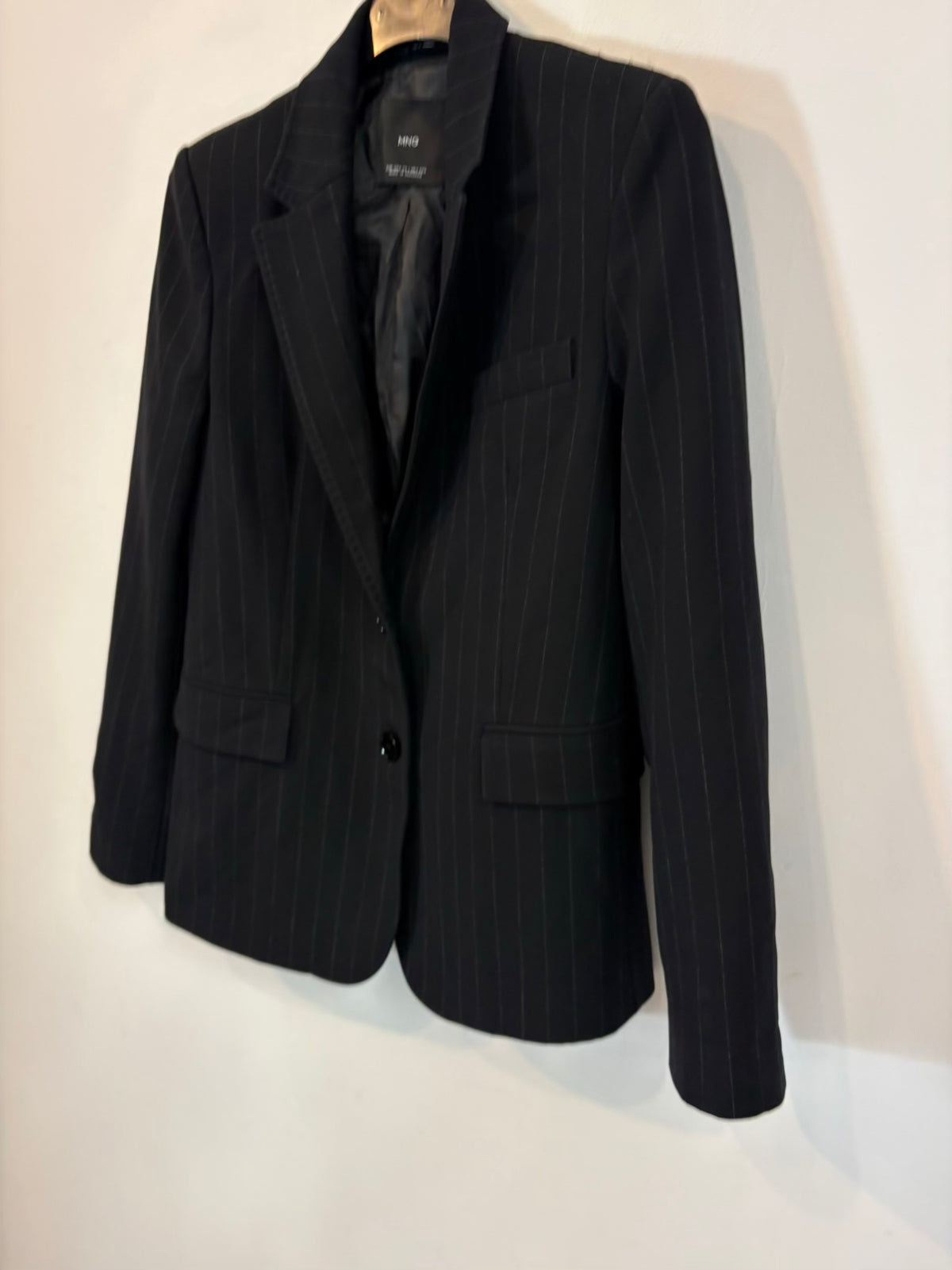 MANGO. Blazer negra rayas