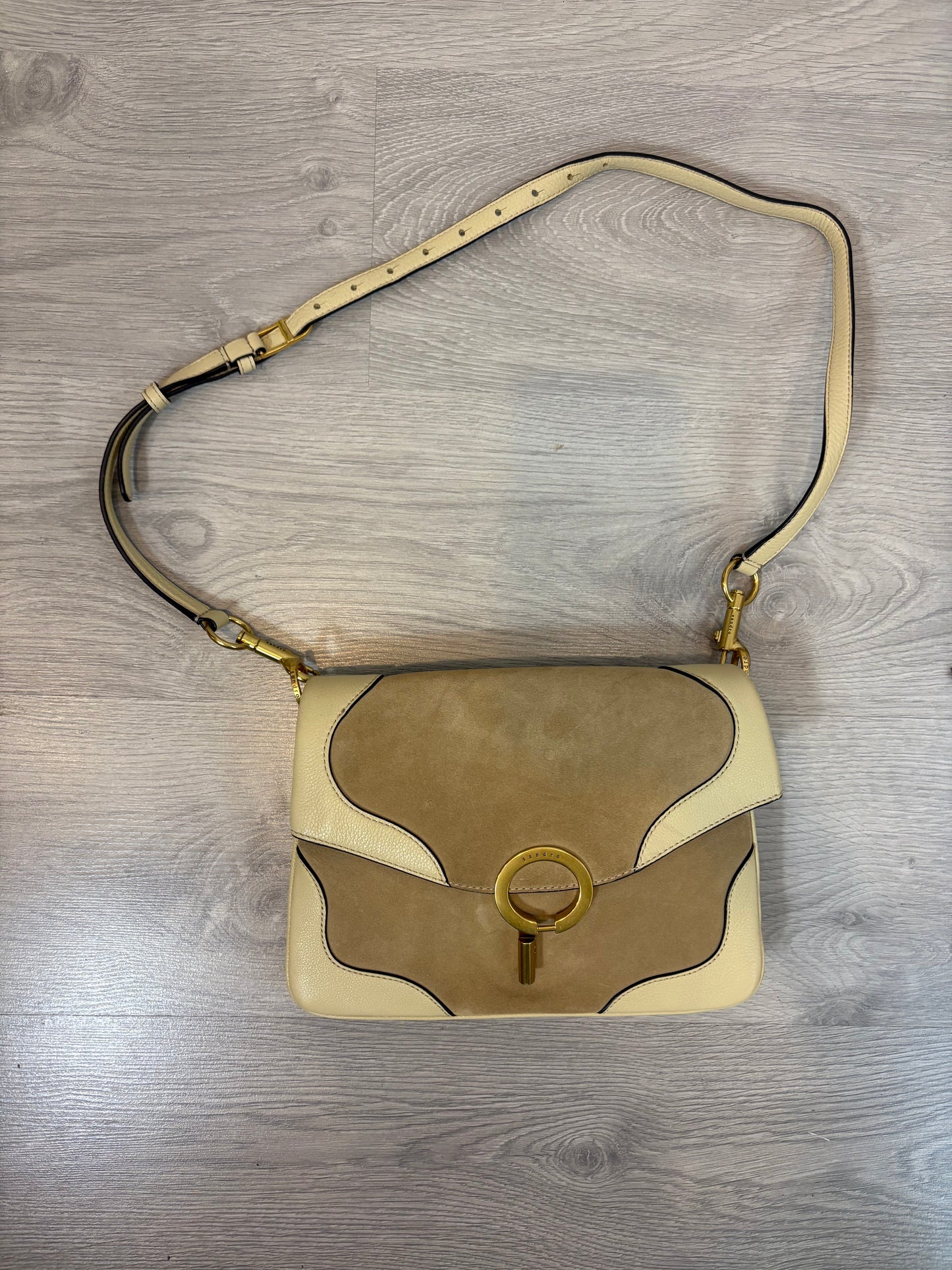 SANDRO. Bolso beige piel doble textura