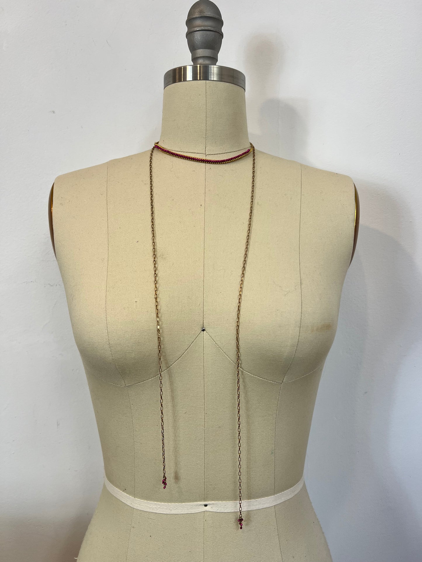 ISABEL MARANT. Colgante piedras rosas