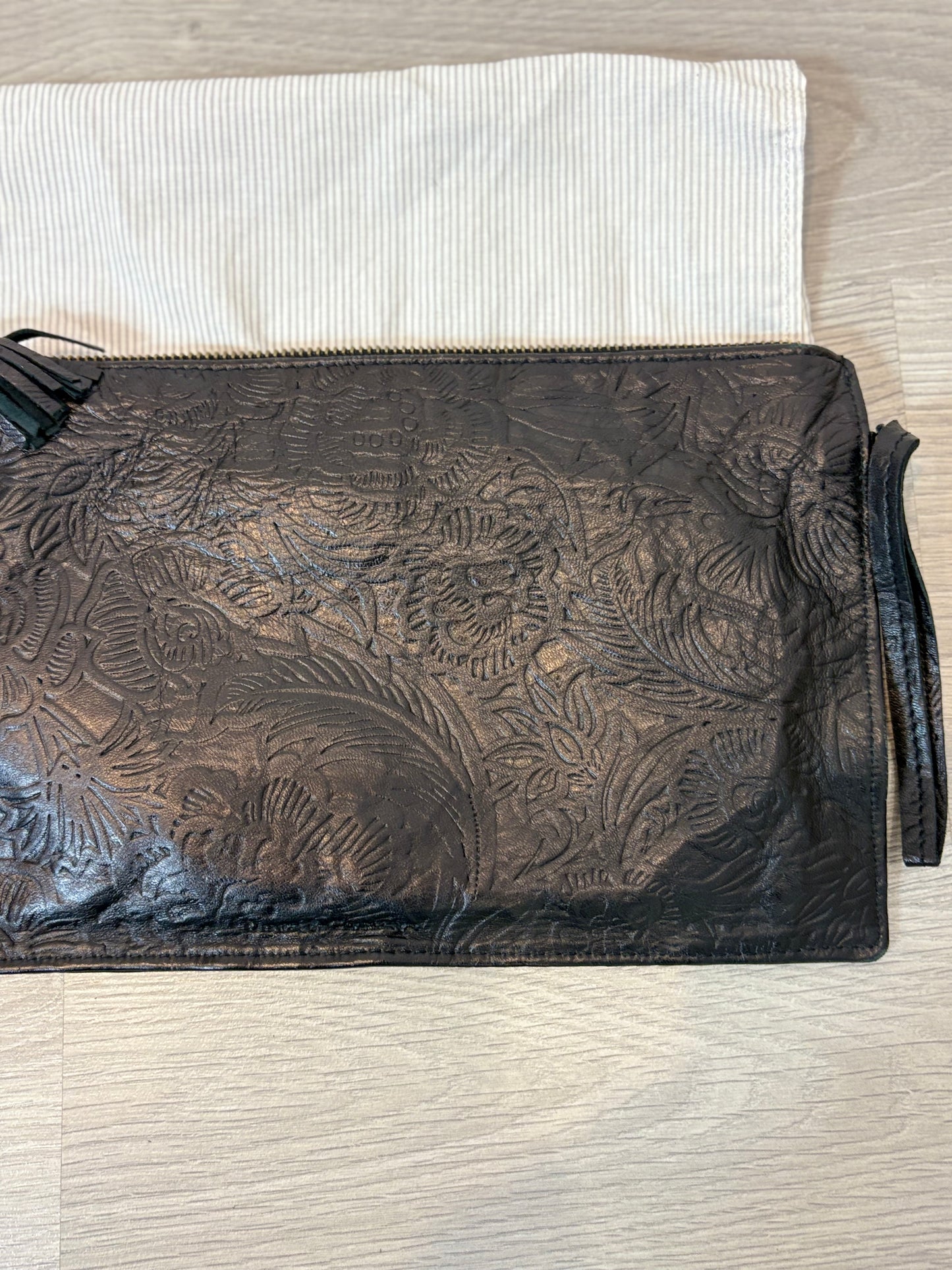 DEVA & COMEYA. Cartera de mano negra piel troquelada