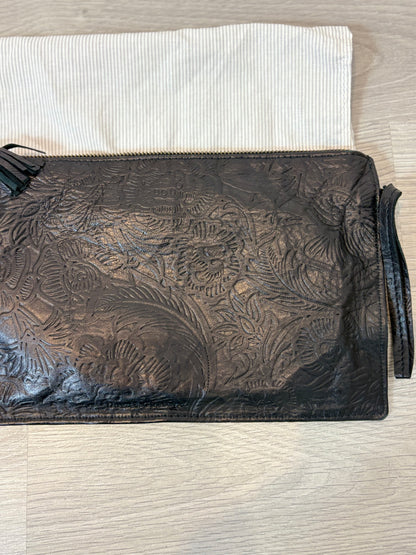 DEVA & COMEYA. Cartera de mano negra piel troquelada