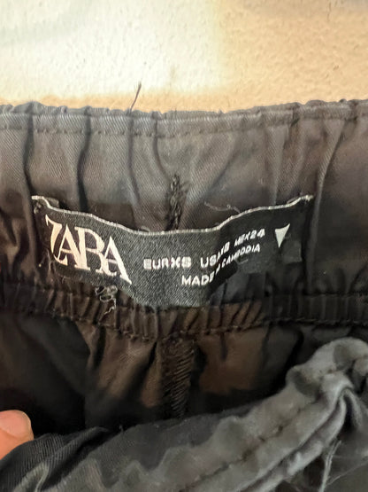 ZARA. Pantalón negro bolsillos. T XS
