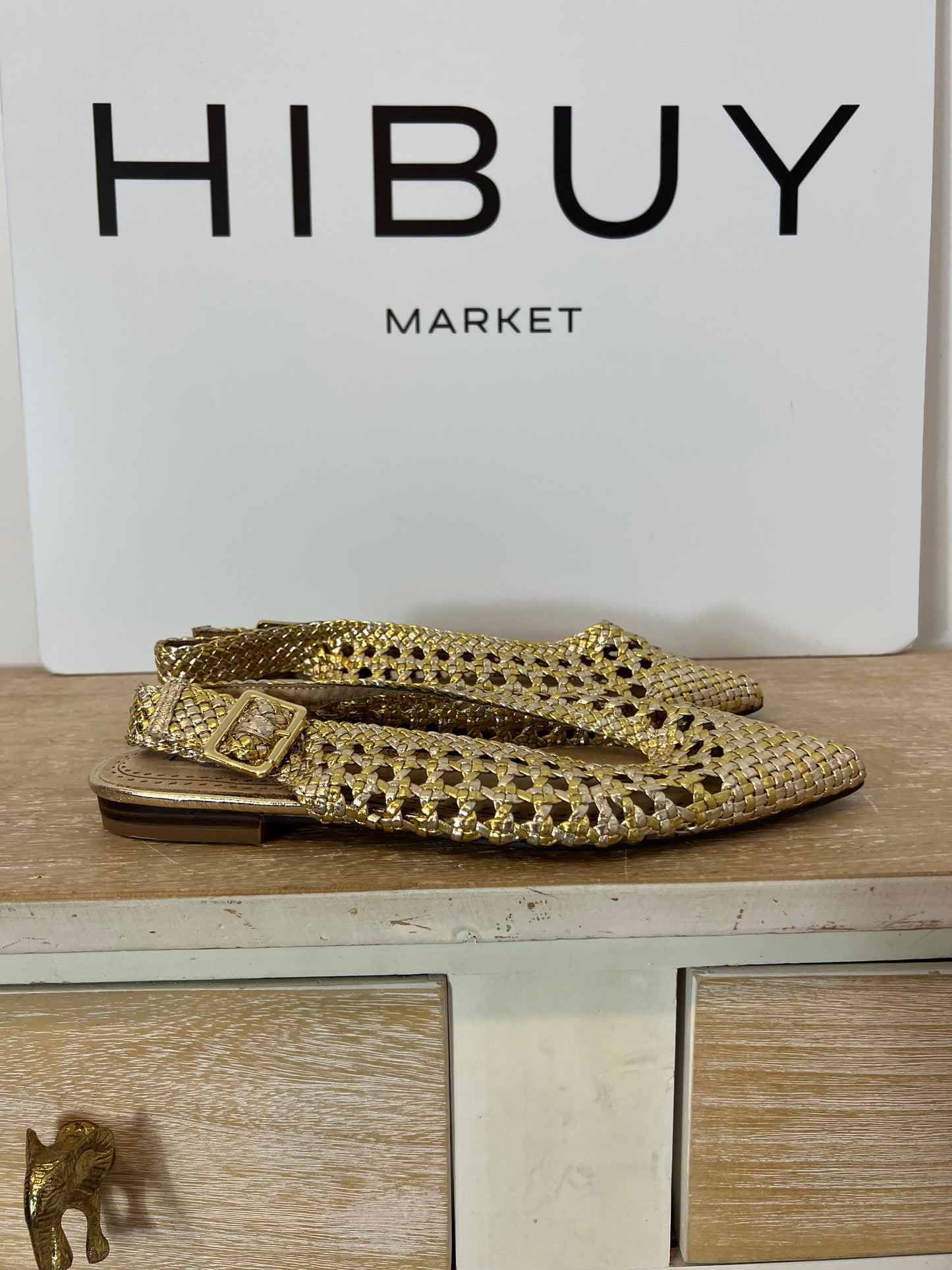 CORINA. Sandalia plana troquelada dorada. T 38