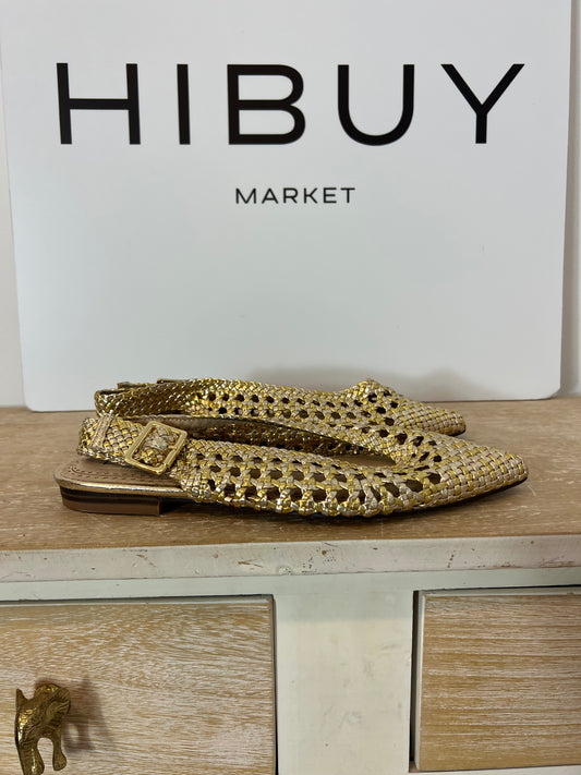 CORINA. Sandalia plana troquelada dorada. T 38