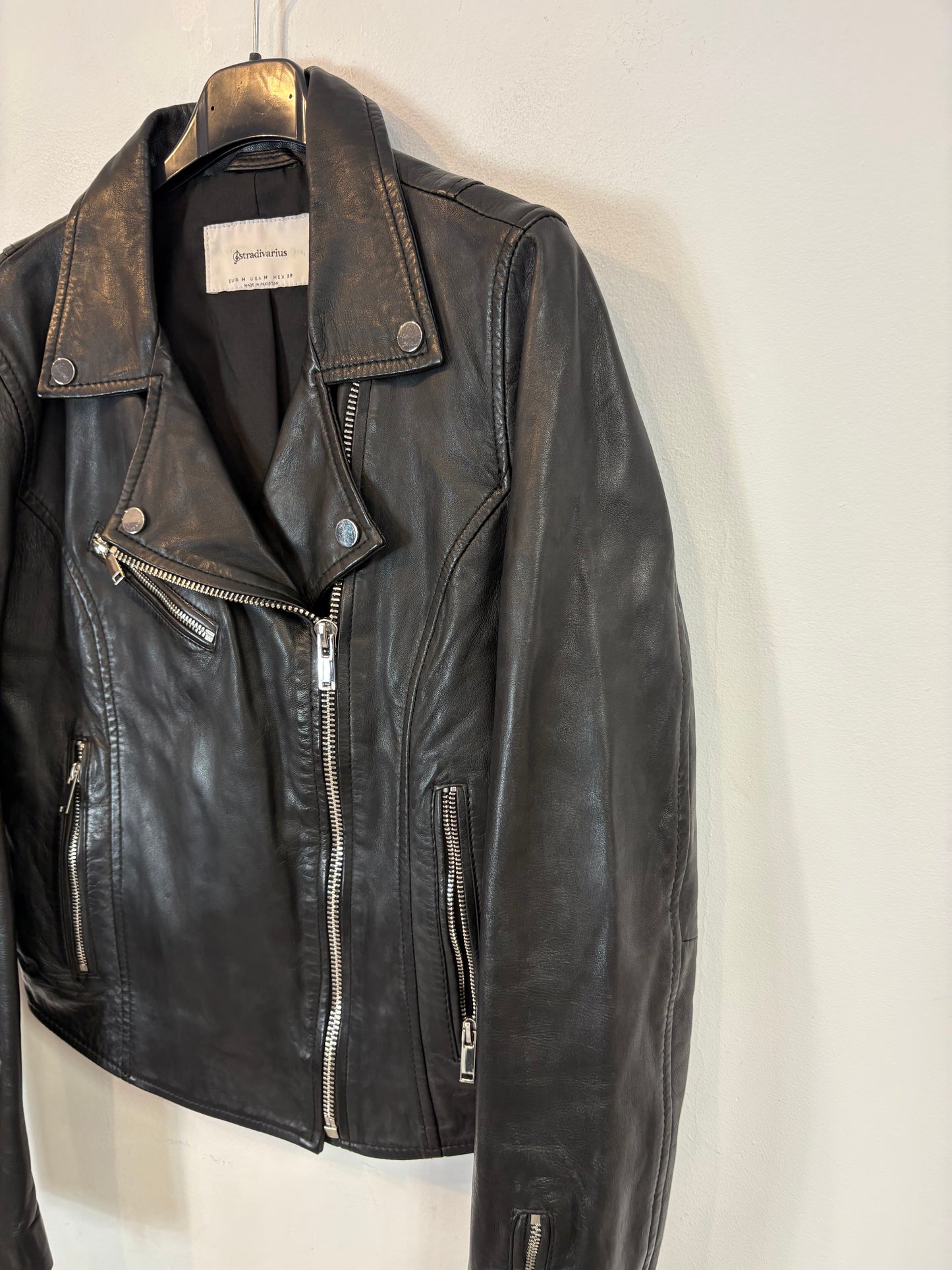 STRADIVARIUS. Cazadora negra piel