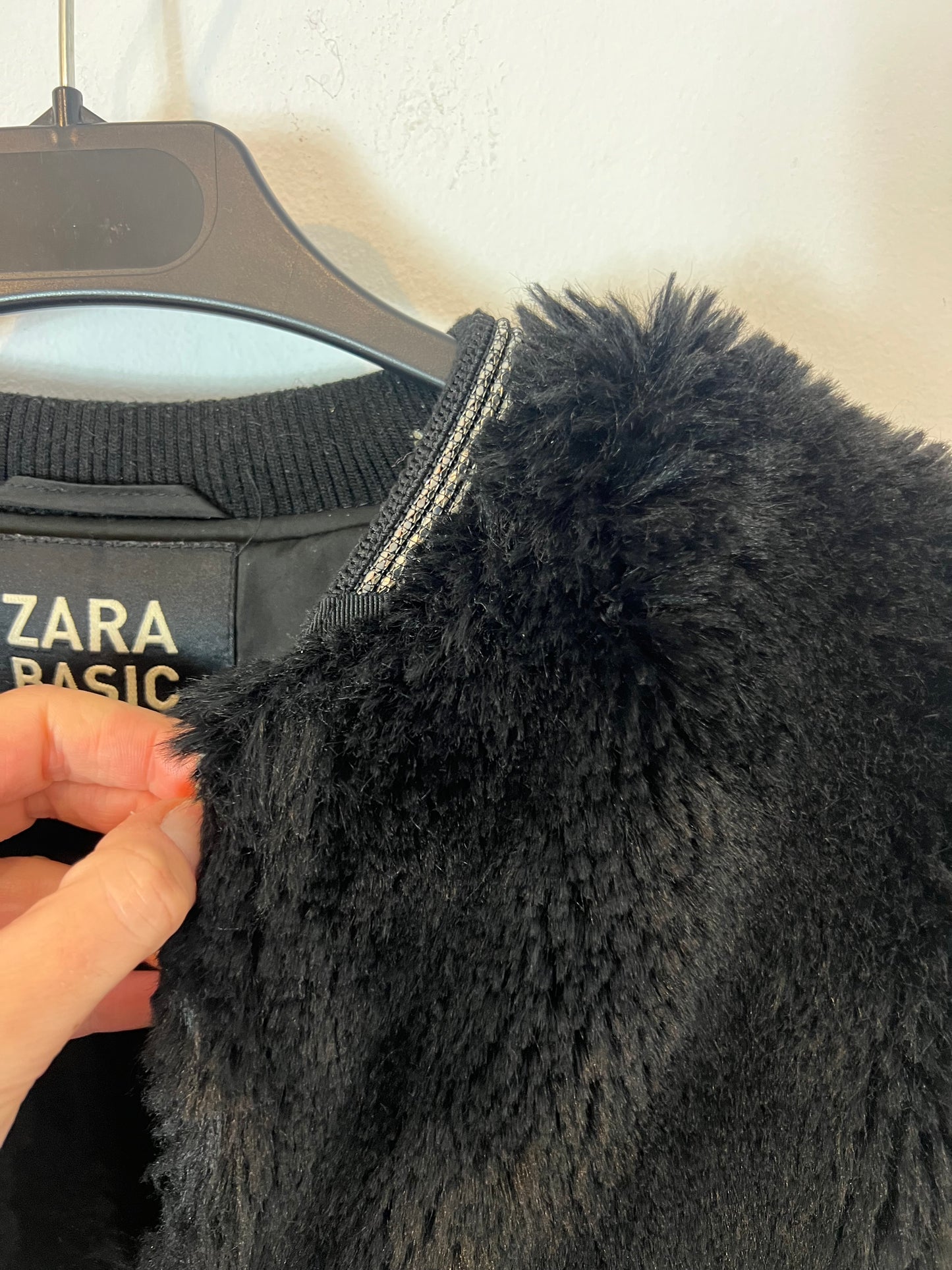 ZARA. Abrigo negro pelo. T S