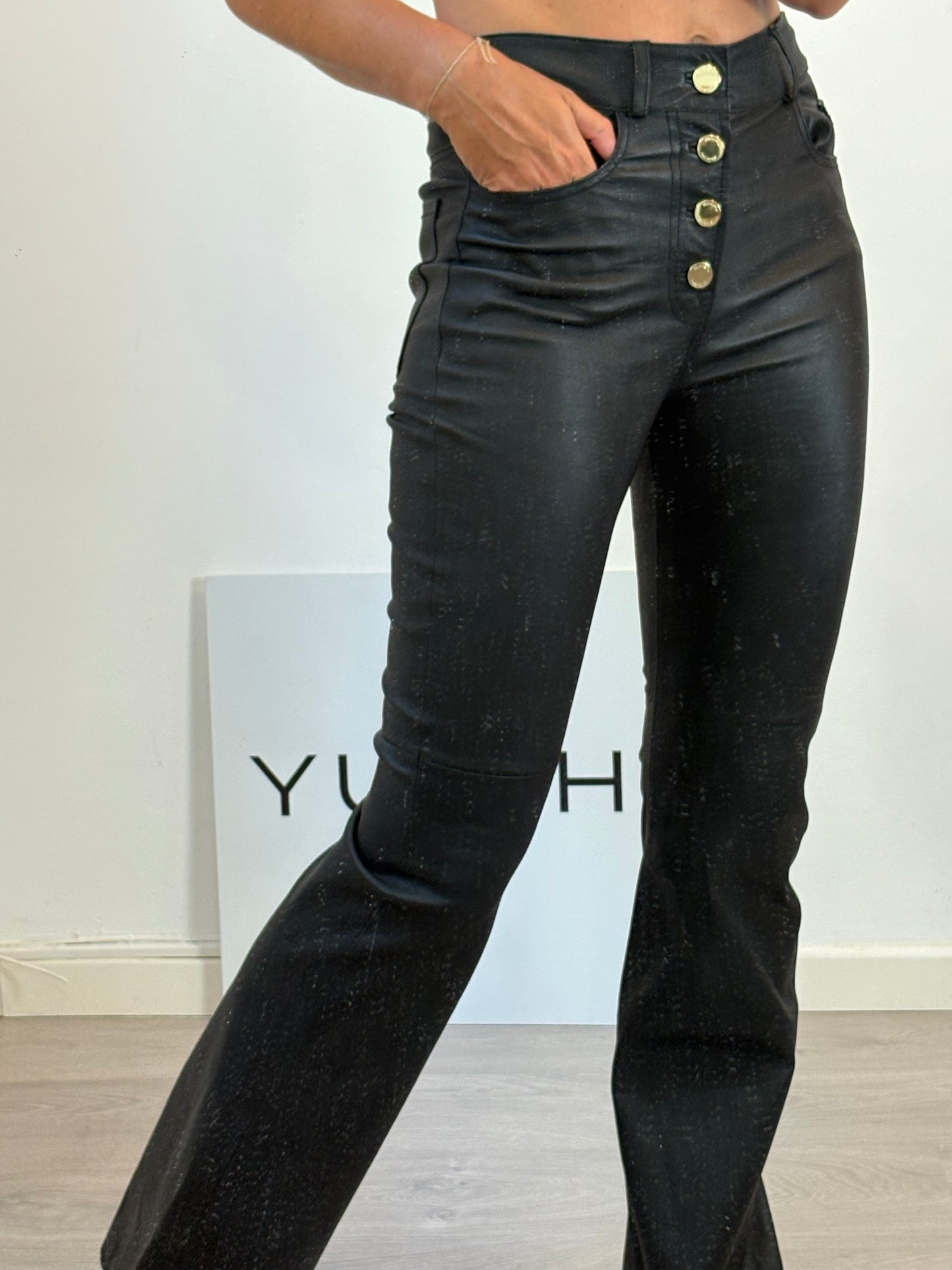 UTERQÜE. Black leather Ts trousers