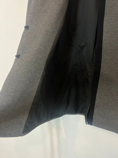 IQ COLLECTION. Chaqueta gris detalles negros T.l